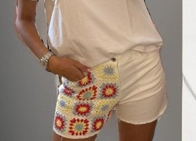 SHORT JEANS BLANC PATCHS BRODÉS EN CROCHET COLORÉ